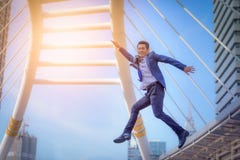 Le portrait de l'homme d'affaires sautant avec des bras célèbrent sur le blurr photos stock Le portrait de l'homme d'affaires sautant avec des bras célèbrent sur le blurr photos stock