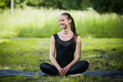 Le portrait de la femme sportive faisant l'étirage s'exerce en parc avant la formation Athlète féminin se préparant à pulser photo stock Le portrait de la femme sportive faisant l'étirage s'exerce en parc avant la formation Athlète féminin se préparant à pulser photo stock