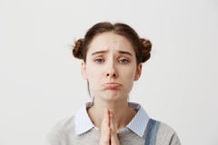 Le portrait de la fille 20s avec le sembler de renversement priant pour la pitié étant déçue par la prière fait des gestes Femell photographie stock libre de droits Le portrait de la fille 20s avec le sembler de renversement priant pour la pitié étant déçue par la prière fait des gestes Femell photographie stock libre de droits