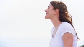 Le portrait de la jeune femme se reposent contre le ciel bleu Vent de la mer Méditerranée soufflant ses cheveux dans le mouvement banque de vidéos Le portrait de la jeune femme se reposent contre le ciel bleu Vent de la mer Méditerranée soufflant ses cheveux dans le mouvement banque de vidéos