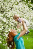 Le portrait de la mère heureuse heureuse et le fils font du jardinage au printemps photos libres de droits Le portrait de la mère heureuse heureuse et le fils font du jardinage au printemps photos libres de droits