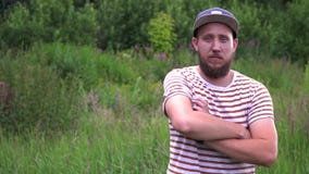 Le portrait de mouvement lent du jeune homme drôle barbu avec le chapeau tournent autour des bras croisés banque de vidéos Le portrait de mouvement lent du jeune homme drôle barbu avec le chapeau tournent autour des bras croisés banque de vidéos