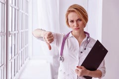 Le portrait de plan rapproché, femme de docteur, donnant manie maladroitement en bas du geste photos libres de droits Le portrait de plan rapproché, femme de docteur, donnant manie maladroitement en bas du geste photos libres de droits
