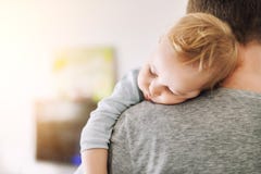 Le portrait en gros plan du gar?on caucasien blond adorable mignon d'enfant en bas ?ge dormant sur des p?res ?paulent ? l'int?rie photo libre de droits Le portrait en gros plan du gar?on caucasien blond adorable mignon d'enfant en bas ?ge dormant sur des p?res ?paulent ? l'int?rie photo libre de droits