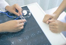 Le praticien prescrit le nouveau médicament à un patient plus âgé photographie stock Le praticien prescrit le nouveau médicament à un patient plus âgé photographie stock