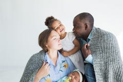 Le père aimant couvre sa famille de plaid Famille multi-ethnique heureuse Valeurs familiales photo stock Le père aimant couvre sa famille de plaid Famille multi-ethnique heureuse Valeurs familiales photo stock