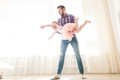 Le père enseigne à danser sa petite fille mignonne images stock Le père enseigne à danser sa petite fille mignonne images stock