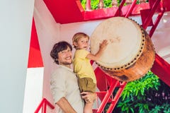Le père et le fils que les touristes regardent Wat Chalong est le importan images libres de droits Le père et le fils que les touristes regardent Wat Chalong est le importan images libres de droits