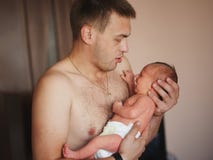 Le père heureux tient le fils nouveau-né photographie stock libre de droits Le père heureux tient le fils nouveau-né photographie stock libre de droits