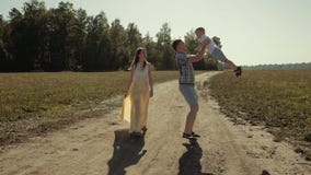 Le père joyeux prend son fils et le tourne clips vidéos Le père joyeux prend son fils et le tourne clips vidéos