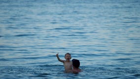 Le père élève l'enfant heureux de fils avec le pouce, signe CORRECT, mouvement lent, jette les fondements des relations fortes et banque de vidéos Le père élève l'enfant heureux de fils avec le pouce, signe CORRECT, mouvement lent, jette les fondements des relations fortes et banque de vidéos