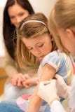 Le pédiatre de vaccination d'enfant appliquent l'injection photo libre de droits Le pédiatre de vaccination d'enfant appliquent l'injection photo libre de droits