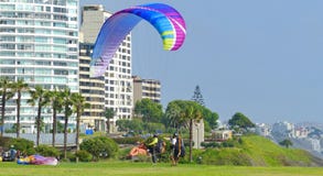 le Pérou de Lima Parapentisme dans le secteur de Miraflores photos libres de droits le Pérou de Lima Parapentisme dans le secteur de Miraflores photos libres de droits