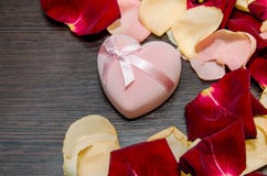 Le pétale s'est levé avec le boîte-cadeau sur la table Concept de Valentine Photo libre de droits