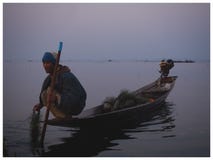 Le pêcheur et le lever de soleil images stock Le pêcheur et le lever de soleil images stock