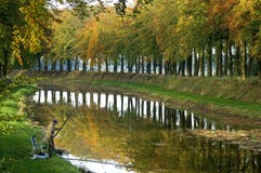 Le pêcheur pêche sur le bord de mer dans le paysage d'automne Photo stock Le pêcheur pêche sur le bord de mer dans le paysage d'automne Photo stock