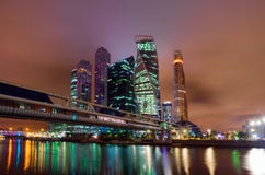 Le quart d'affaires de la ville dans l'illumination multicolore Une scène fantastique de nuit à Moscou photos stock Le quart d'affaires de la ville dans l'illumination multicolore Une scène fantastique de nuit à Moscou photos stock