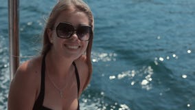 Le ragazze piacevoli guidano su un yacht di lusso dal mare Le ragazze piacevoli guidano su un yacht di lusso dal mare