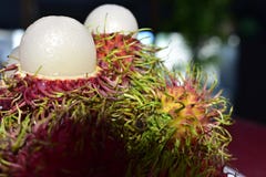 Le ramboutan est un fruit saisonnier Cuit, rouge, doux, délicieux photo stock Le ramboutan est un fruit saisonnier Cuit, rouge, doux, délicieux photo stock