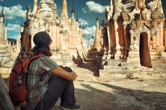 Le randonneur avec le sac à dos reposent et semblent des stupas bouddhistes en Birmanie images libres de droits Le randonneur avec le sac à dos reposent et semblent des stupas bouddhistes en Birmanie images libres de droits