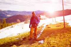 Le randonneur avec le sac à dos va sur la voie photographie stock libre de droits Le randonneur avec le sac à dos va sur la voie photographie stock libre de droits