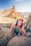 Le randonneur de femme a atteint le dessus de montagne, activité d'été images libres de droits Le randonneur de femme a atteint le dessus de montagne, activité d'été images libres de droits