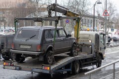 Le remorquage de la voiture ill?galement gar?e qui ont viol? le trafic local et des lois se garantes photographie stock Le remorquage de la voiture ill?galement gar?e qui ont viol? le trafic local et des lois se garantes photographie stock