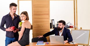 Le repos est doit pour nous Jeunes coll?gues appr?ciant la pause au travail Directeurs buvant du th? en heure de repos Jolie femm image libre de droits Le repos est doit pour nous Jeunes coll?gues appr?ciant la pause au travail Directeurs buvant du th? en heure de repos Jolie femm image libre de droits