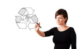Le retrait de jeune femme réutilisent le globe sur le whiteboard photographie stock libre de droits Le retrait de jeune femme réutilisent le globe sur le whiteboard photographie stock libre de droits