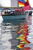 Le riflessioni delle vele variopinte durante la barca a vela corrono su Puget Sound Immagine Stock Libera da Diritti Le riflessioni delle vele variopinte durante la barca a vela corrono su Puget Sound Immagine Stock Libera da Diritti