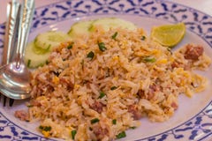 Le riz frit avec du porc a mis des oeufs et les légumes verts feuillus sont MOS photographie stock Le riz frit avec du porc a mis des oeufs et les légumes verts feuillus sont MOS photographie stock