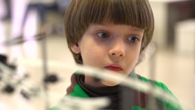 Le robot a démontré pour des enfants sur le 4ème festival russe de la Science L'événement a visé à populariser la science et Le robot a démontré pour des enfants sur le 4ème festival russe de la Science L'événement a visé à populariser la science et