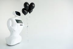 Le Robot Felicite Les Vacances Anniversaire Ballons De Prises Dans Des Ses Mains Joyeux Anniversaire Systeme Cybernetique Aujour Photo Stock Image Du Mains Cybernetique