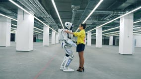 Le robot grand vient à une fille et l'embrasse banque de vidéos Le robot grand vient à une fille et l'embrasse banque de vidéos