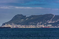 Le rocher de Gibraltar et quelques bateaux photo stock Le rocher de Gibraltar et quelques bateaux photo stock