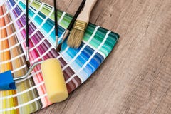 Le rouleau, la brosse et la couleur de peinture prélèvent le catalogue sur en bois Photos stock Le rouleau, la brosse et la couleur de peinture prélèvent le catalogue sur en bois Photos stock