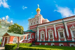 Le réfectoire avec l'église du Dormition au couvent de Novodevichy, également connue sous le nom de monastère de Bogoroditse-Smol images libres de droits Le réfectoire avec l'église du Dormition au couvent de Novodevichy, également connue sous le nom de monastère de Bogoroditse-Smol images libres de droits