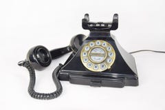 Le rétro téléphone, récepteur a repris et s'est étendu à côté du téléphone photo stock Le rétro téléphone, récepteur a repris et s'est étendu à côté du téléphone photo stock