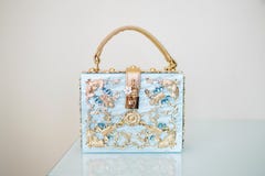 Le sac à main des femmes bleues avec la poignée d'or photos stock Le sac à main des femmes bleues avec la poignée d'or photos stock