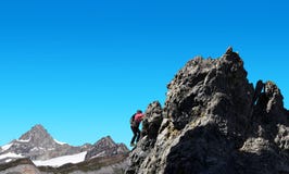 Le salite della viandante su roccia nei precedenti montano Zinalrothorn immagine stock libera da diritti Le salite della viandante su roccia nei precedenti montano Zinalrothorn immagine stock libera da diritti