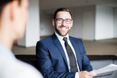 Le sammanträde och att se för man personen arkivfoton Le sammanträde och att se för man personen arkivfoton