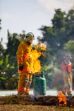 Le sapeur-pompier avec le feu et le costume pour protègent le pompier pour les sapeurs-pompiers s'exerçants photos libres de droits Le sapeur-pompier avec le feu et le costume pour protègent le pompier pour les sapeurs-pompiers s'exerçants photos libres de droits