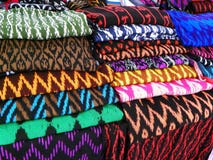Le sciarpe o Macanas al mercato, tradizionale handcraft e progettano per il cantone di Gualaceo, Cuenca, Ecuador fotografie stock libere da diritti Le sciarpe o Macanas al mercato, tradizionale handcraft e progettano per il cantone di Gualaceo, Cuenca, Ecuador fotografie stock libere da diritti