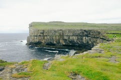 Le scogliere costeggiano sulle isole irlandesi di Aran fotografie stock libere da diritti Le scogliere costeggiano sulle isole irlandesi di Aran fotografie stock libere da diritti