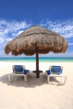 Le sedie di spiaggia sotto il palapa hanno ricoperto di paglia la capanna fotografie stock libere da diritti Le sedie di spiaggia sotto il palapa hanno ricoperto di paglia la capanna fotografie stock libere da diritti