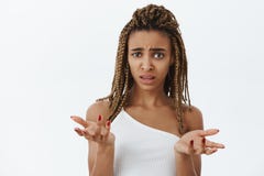 Le sentiment de femme confus ne peut pas comprendre quel ami laissant entendre Portrait de l'obscurité inconsciente naïve et remi images stock Le sentiment de femme confus ne peut pas comprendre quel ami laissant entendre Portrait de l'obscurité inconsciente naïve et remi images stock