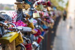 Le serrature di amore hanno appeso lungo il fiume di Pragues la Moldava - accanto a Charles Bridge - la repubblica Ceca - aprile immagine stock libera da diritti Le serrature di amore hanno appeso lungo il fiume di Pragues la Moldava - accanto a Charles Bridge - la repubblica Ceca - aprile immagine stock libera da diritti