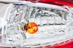 Le signal lumineux arrière gauche cassé de la voiture, ont toujours un certain morceau en verre photos libres de droits Le signal lumineux arrière gauche cassé de la voiture, ont toujours un certain morceau en verre photos libres de droits