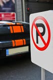Le signe “stationnement interdit “à l'arrière-plan de la voiture photographie stock Le signe “stationnement interdit “à l'arrière-plan de la voiture photographie stock