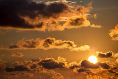 Le soleil jaune au coucher du soleil au-dessus de la mer des Caraïbes photos libres de droits Le soleil jaune au coucher du soleil au-dessus de la mer des Caraïbes photos libres de droits